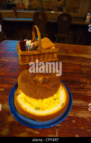 Crema di zuppa di salmone all'interno di un pane Pussirohukelder ristorante cantina Tartu in Estonia gli Stati Baltici in Europa Foto Stock