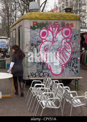 Il vecchio le patatine fritte stand a Waterlooplein in Amsterdam, con cuore graffiti dipinti su di esso. Foto Stock