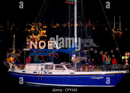 Allegramente decorate navi crociera intorno Newport Harbor durante il suo 5-Night Christmas sfilata di barche, una tradizione di vacanza in Newport Beach, California, Stati Uniti d'America. Foto Stock