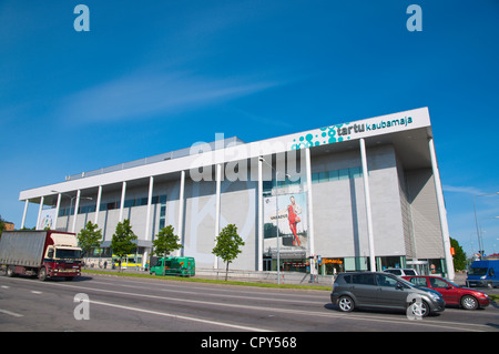 Il traffico nella parte anteriore del Kaubamaja shopping centre su Riia mnt street central Tartu in Estonia gli Stati Baltici in Europa Foto Stock