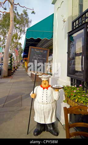 I ristoranti e i negozi linea Marine Avenue, la strada principale dello shopping che si trova a soli due isolati a lungo sulla pittoresca Isola Balboa di Newport Beach in California. Foto Stock