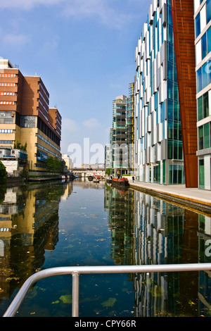 Architettura moderna lungo il Regent's Canal a Paddington Basin Londra Inghilterra Europa Foto Stock