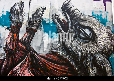 Graffiti di un gigante di maiale scorticato dal belga artista di strada Roa sulle porte di metallo in Buxton Street east London Inghilterra Europa Foto Stock