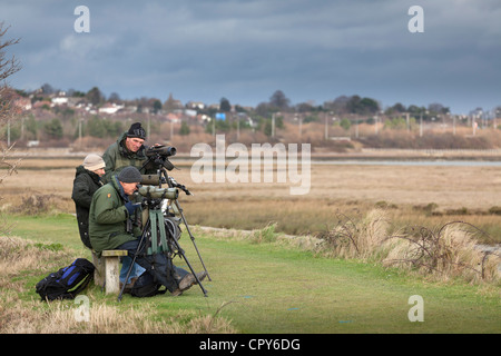 Il birdwatching con telescopio su treppiede in inverno Foto Stock