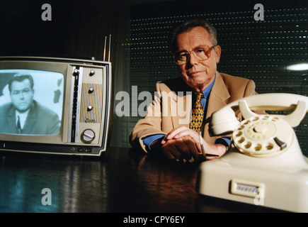 Zimmermann, Eduard, 4.2.1929 - 19.9.2009, giornalista tedesco, presentatore TV, a metà lunghezza, nel suo ufficio, 1997, Foto Stock