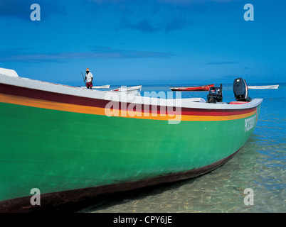 Maurizio Costa nordovest, Pamplemousses distretto, Trou aux Biches, spiaggia, fisherman lasciando sulla loro barca sulla mattina presto Foto Stock