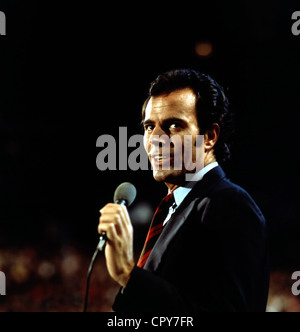 Iglesias, Julio, * 23.9.1943, cantante spagnolo, a mezza lunghezza, con microfono, durante uno spettacolo, 1976, Foto Stock
