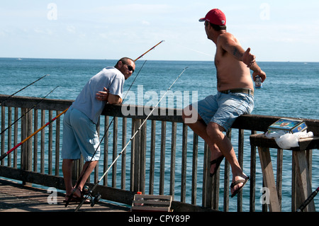 Pescatore sul pontile. Foto Stock