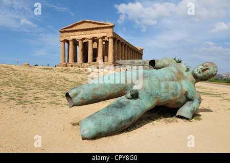 Agrigento. Sicilia. L'Italia. Tempio della Concordia & caduto Ikarus scultura di Igor Mitoraj, la Valle dei Templi Foto Stock