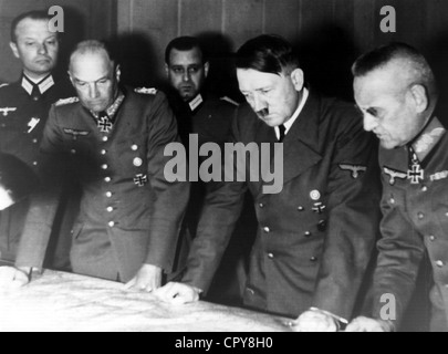 Hitler, Adolf, 20.4.1889 - 30.4.1945, politico tedesco (NSDAP), cancelliere di Fuehrer e Reich dal 1933, a metà lunghezza, con Walther von Brauchitsch (a sinistra) e Franz Halder (a destra), conferenza, sede di Fuehrer, 1941, Foto Stock