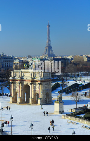 Francia, Parigi, i giardini delle Tuileries sotto la neve, la giostra arco e la Torre Eiffel Foto Stock