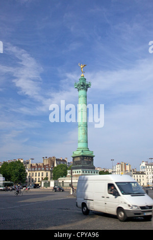 Del traffico davanti alle Colonne de Juillet nella Place de la Bastille, Parigi, Francia, Europa Foto Stock