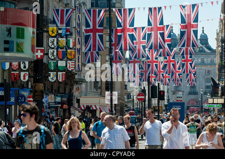 Leicester Square decorata in Unione Jack per il Giubileo di Diamante, London, Regno Unito Foto Stock