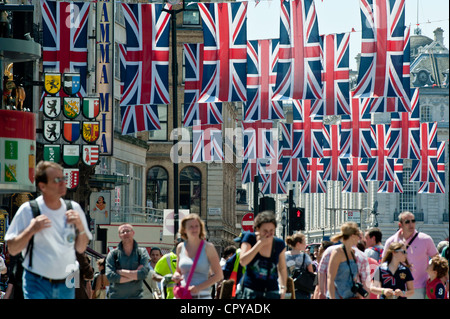 Leicester Square decorata in Unione Jack per il Giubileo di Diamante, London, Regno Unito Foto Stock