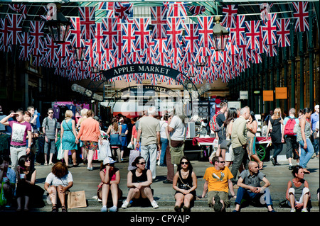 Il mercato delle mele decorate con Union Jack, Covent Garden, Londra, Regno Unito Foto Stock