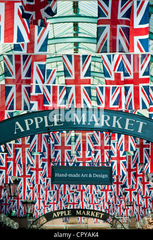 Il mercato delle mele decorate con Union Jack, Covent Garden, Londra, Regno Unito Foto Stock