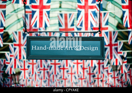 Apple mercato dacorated con Union Jack, Covent Garden, Londra, Regno Unito Foto Stock