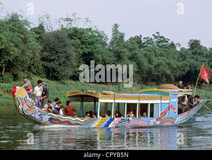 Il Vietnam, Thua Thien Huê Provincia, la tonalità, il fiume Perfume, Sampan barca tradizionale Foto Stock