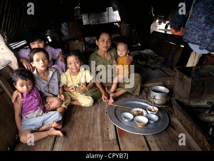 Il Vietnam, Thua Thien Huê Provincia, la tonalità, il fiume Perfume, famiglia in una barca tradizionale Sampan Foto Stock