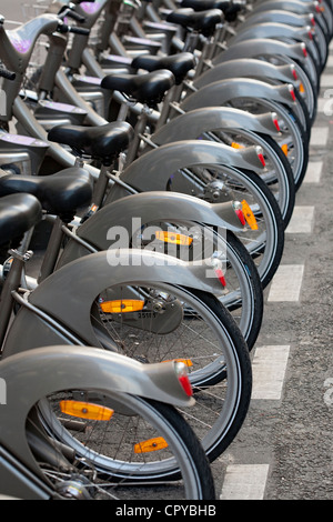 Francia, Parigi, Velib, noleggiare una bicicletta per il servizio gratuito Foto Stock