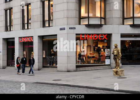 La Norvegia di Oslo, Karl Johans Gate, una delle principali vie commerciali della città Foto Stock