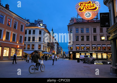 Norvegia, Oslo, area pedonale di Karl Johans Gate, una delle principali vie commerciali della città Foto Stock