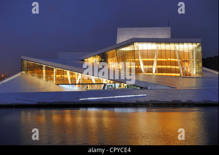 Norvegia, Oslo, dock distretto di Bjorvika, la nuova opera house da architetti Snohetta Foto Stock