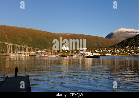 Norvegia Troms County Tromso harbour nel fiordo di Tromsesundet la Cattedrale Artica e Tromsdalstind Monte (1238 m) sullo sfondo Foto Stock