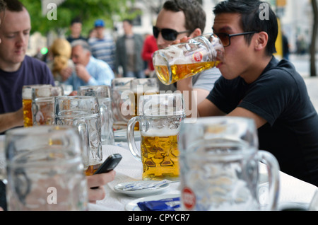 Gli uomini di bere birra Foto Stock