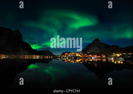 Norvegia, Nordland County, Isole Lofoten, isola di Moskenes, aurora boreale su Reine villaggio di pescatori Foto Stock