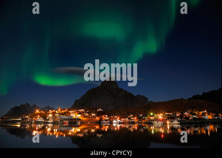 Norvegia, Nordland County, Isole Lofoten, isola di Moskenes, aurora boreale su Reine villaggio di pescatori Foto Stock