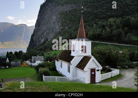 Norvegia Sogn og Fjordane County Laerdal Undredal nel fiordo di Aurland doga in legno chiesa chiamata stavkirker o stavkirke costruita in Foto Stock