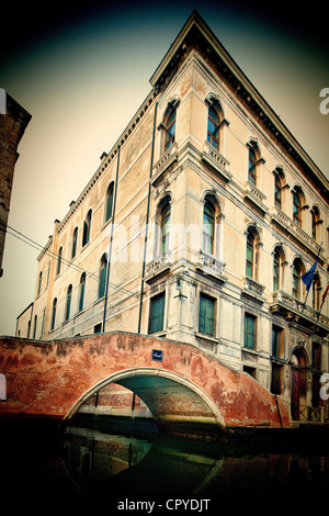 Vista di un edificio da una gondola, Fondamenta Diedo, Cannaregio, Venezia, Italia Foto Stock