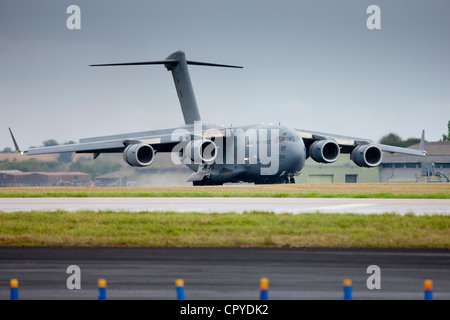 RAF C17 Globemaster trasporti aerei truppa e il piano di carico a RAF Brize Norton Air Base in Oxfordshire, Regno Unito Foto Stock