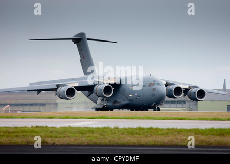 RAF C17 Globemaster trasporti aerei truppa e il piano di carico a RAF Brize Norton Air Base in Oxfordshire, Regno Unito Foto Stock