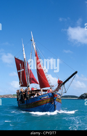 Antigua Barbuda Isola Antigua Jolly Roger barca a vela simile denominato Pirati bandiera ultima imbarcazione costruita in legno dalla marina militare svedese nel 1944 Foto Stock