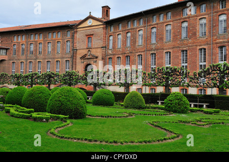 Alberi pollardati nei bellissimi giardini paesaggistici di Hôtel-Dieu St-Jacques, Tolosa, Francia - il primo grande ospedale di Tolosa Foto Stock