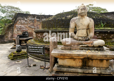 Statua del Buddha sulla piattaforma di Vatadage in Dalada quadrangolo Maluva, Polonnaruwa, Sri Lanka Foto Stock