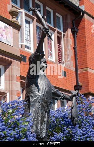 "Il mercato di Altrincham commerciante", una scultura da Colin Spofforth. Market Street, Altrincham, Cheshire, Inghilterra, Regno Unito Foto Stock