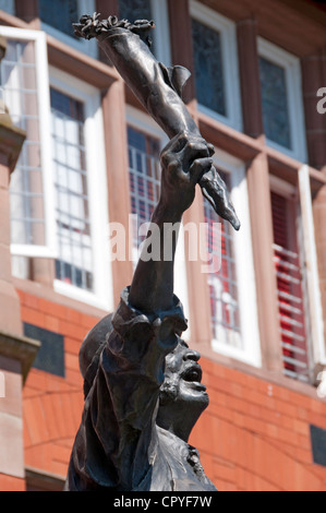 "Il mercato di Altrincham commerciante", una scultura da Colin Spofforth. Market Street, Altrincham, Cheshire, Inghilterra, Regno Unito Foto Stock