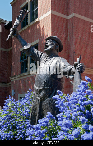 "Il mercato di Altrincham commerciante", una scultura da Colin Spofforth. Market Street, Altrincham, Cheshire, Inghilterra, Regno Unito Foto Stock