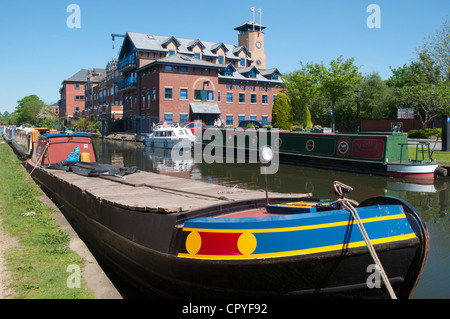 Narrowboats e appartamenti al Bridgewater Canal a vendita Waterside, Cheshire, Inghilterra, Regno Unito Foto Stock