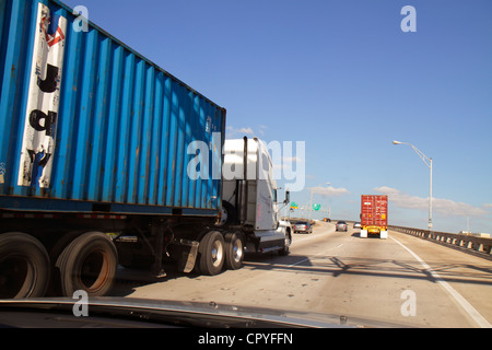 Miami Florida,Dolphin Expressway,autostrada,camion rimorchio trattore container,camion,vista conducente parabrezza,guida,visitatori viaggio viaggio turistico tour t Foto Stock