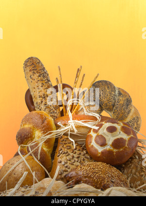 Il pane e i panini in composizione con il grano e la forma di cuore background creativo Foto Stock