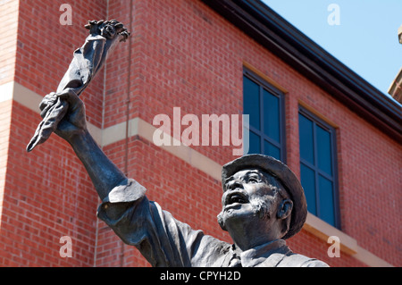 "Il mercato di Altrincham commerciante", una scultura da Colin Spofforth. Market Street, Altrincham, Cheshire, Inghilterra, Regno Unito Foto Stock