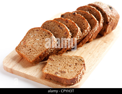 Il pane di farina di grano tenero, grano intero pane. Tagliato a pezzi Foto Stock