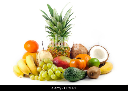 Esotici e frutti tropicali concetto di vita ancora, abstract sfondo colorato contro uno sfondo bianco Foto Stock