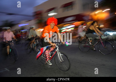 Miami Florida,Little Havana,Calle Ocho,Miami Critical Mass,bicicletta semovente per il trasporto,ciclismo,equitazione,ciclismo,motociclista,biciclette,equitazione,Hispani Foto Stock