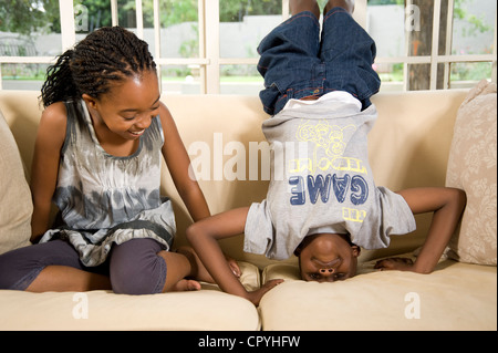 Due giovani fratelli africani per giocare insieme su un lettino Foto Stock