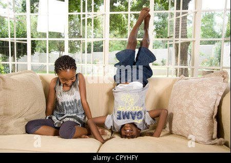 Due giovani fratelli africani per giocare insieme su un lettino Foto Stock